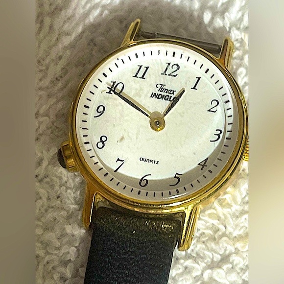 Timex Indiglo watch vintage leather strap needs battery Unisex adjustable - Picture 1 of 3